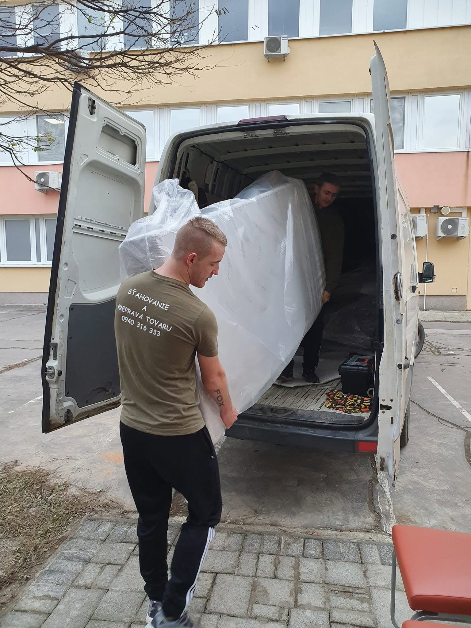 Tím nakladá bezpečne zabalený nábytok do dodávky