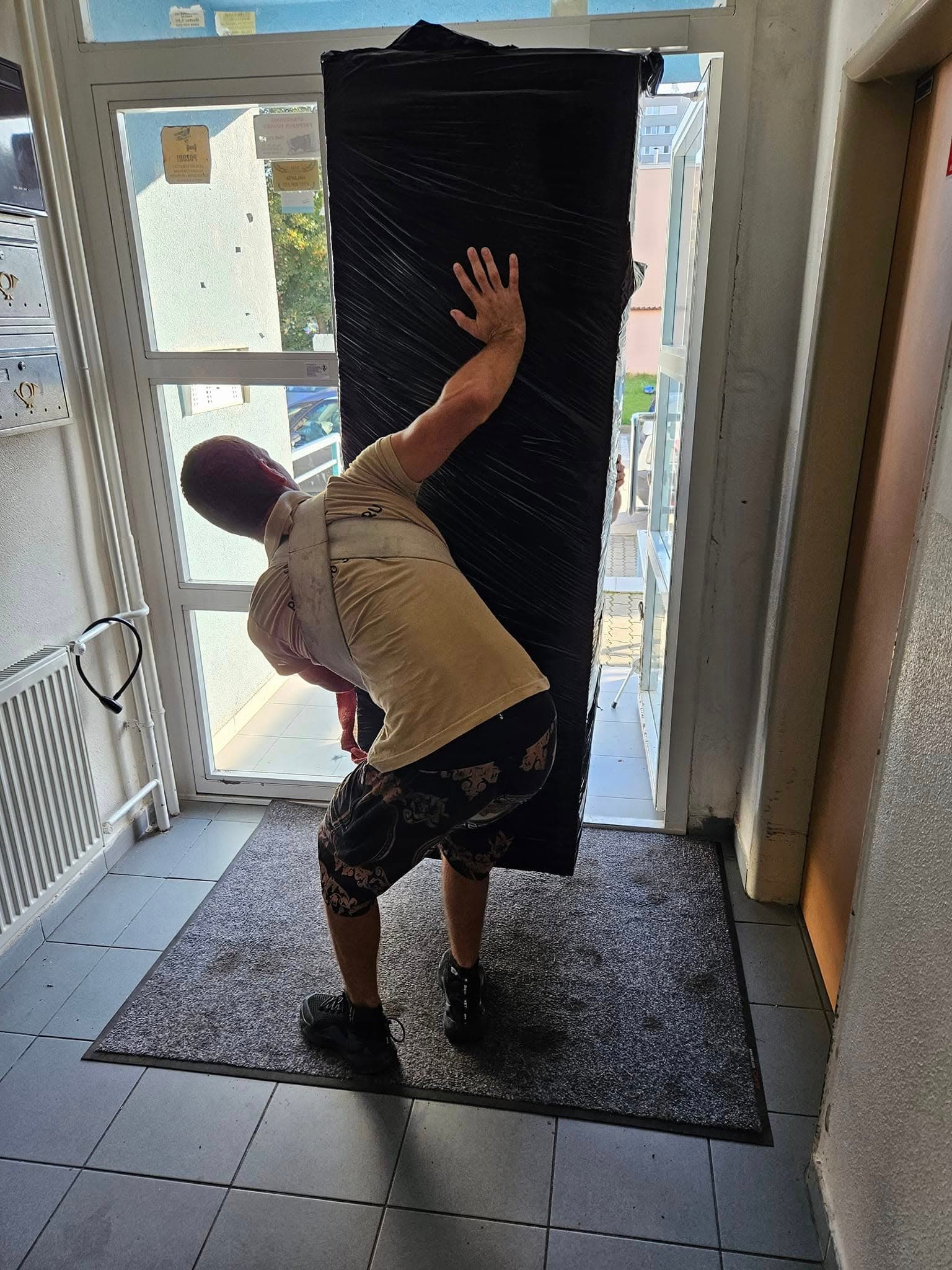 Bezpečný presun zabaleného nábytku