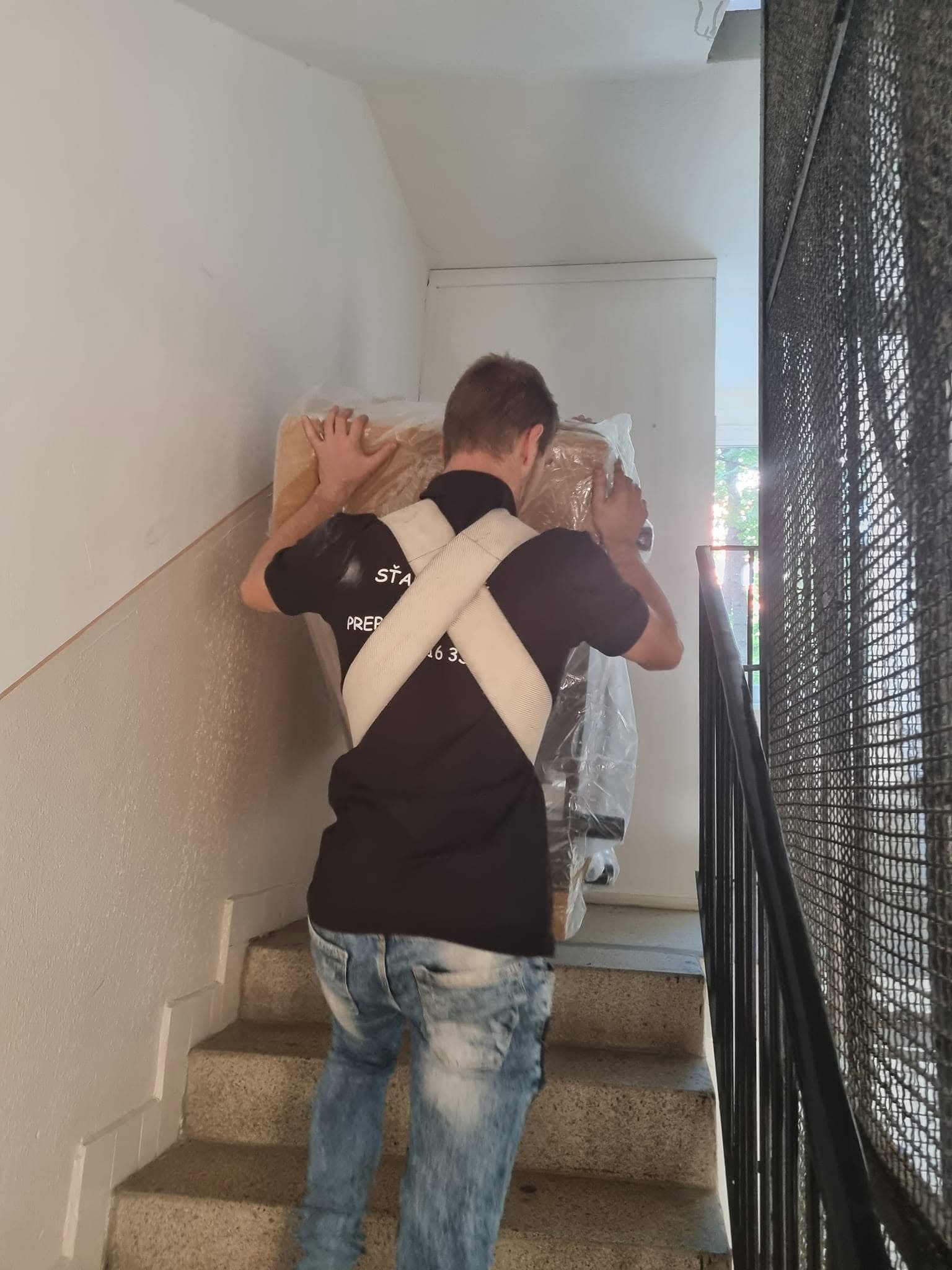 Výnos nábytku po schodisku