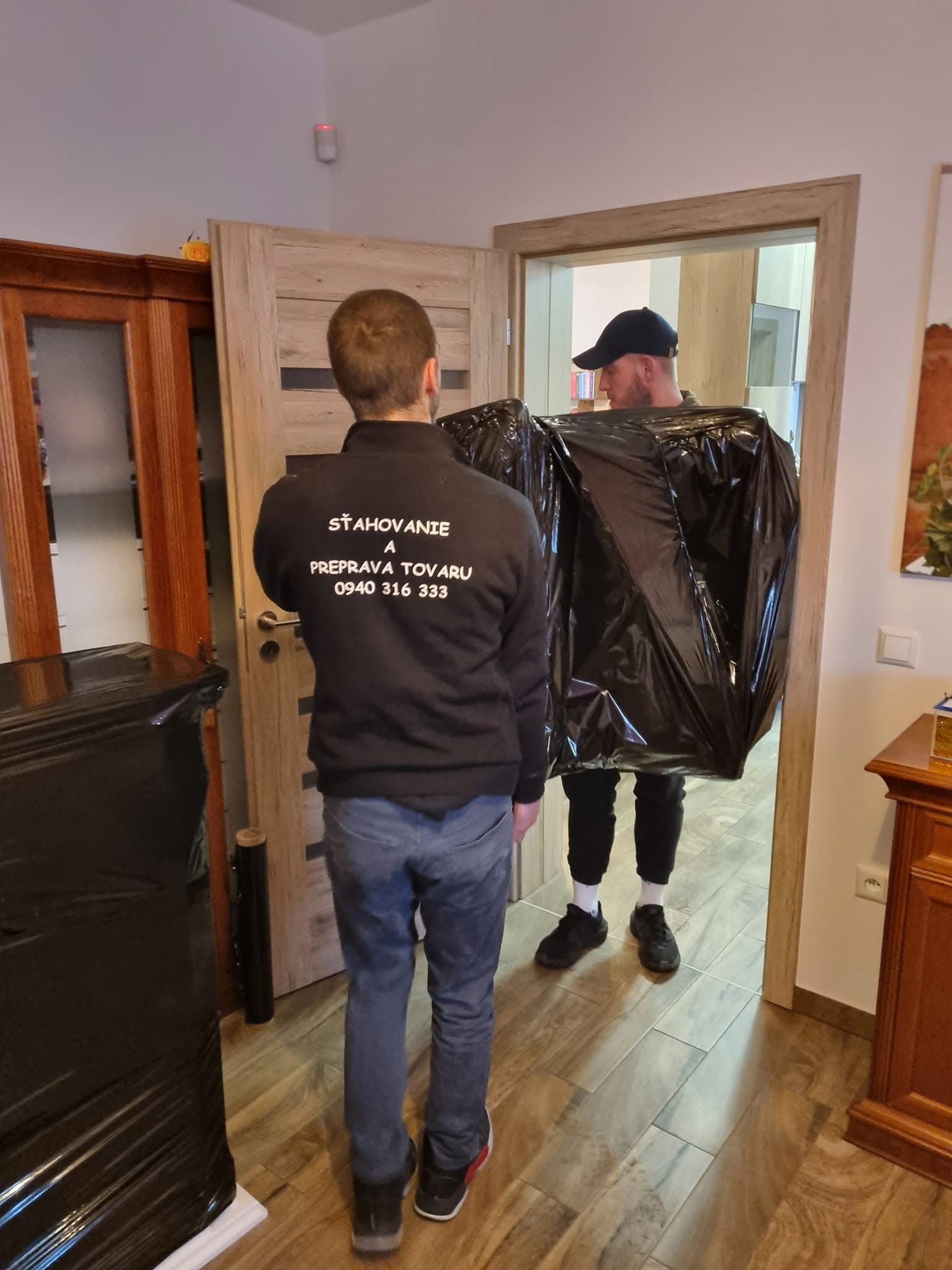 Opatrný presun nábytku v interiéri